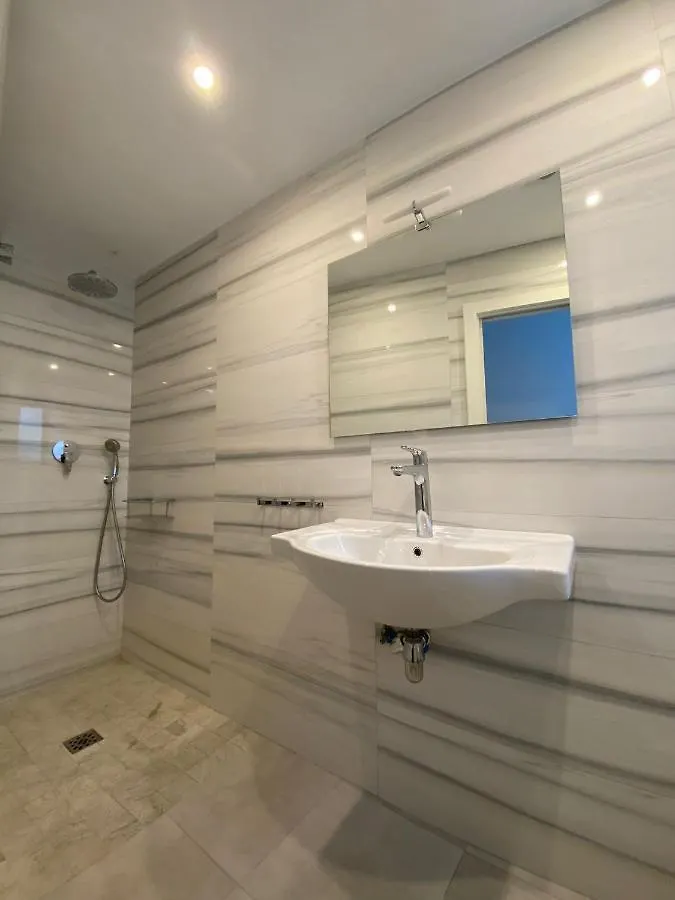 New Townhouse In The Heart Of Nerja With Jacuzziヴィラ 0*,  スペイン